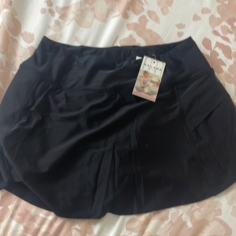 HALARA size large black skort with ruffle back